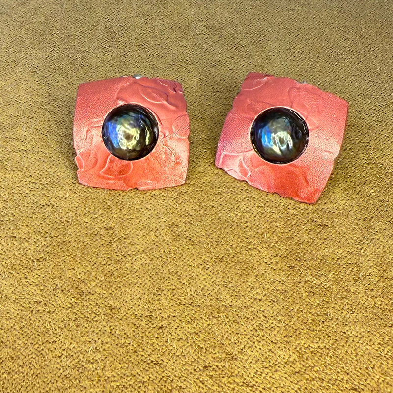 Hiirodo and Rosebud Pearl Concert Earrings