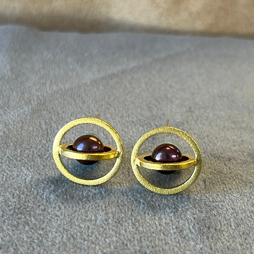 Vermeil Atom posted earring with Iridescent 7.5mm pearls