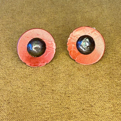 Round Hiirodo Concert Earrings with Black Pearls