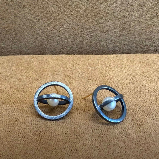 Atom earrings with White pearls