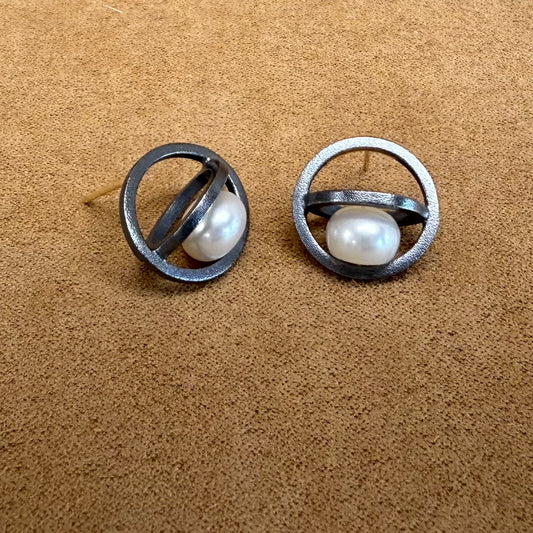 Atom earrings with White pearls