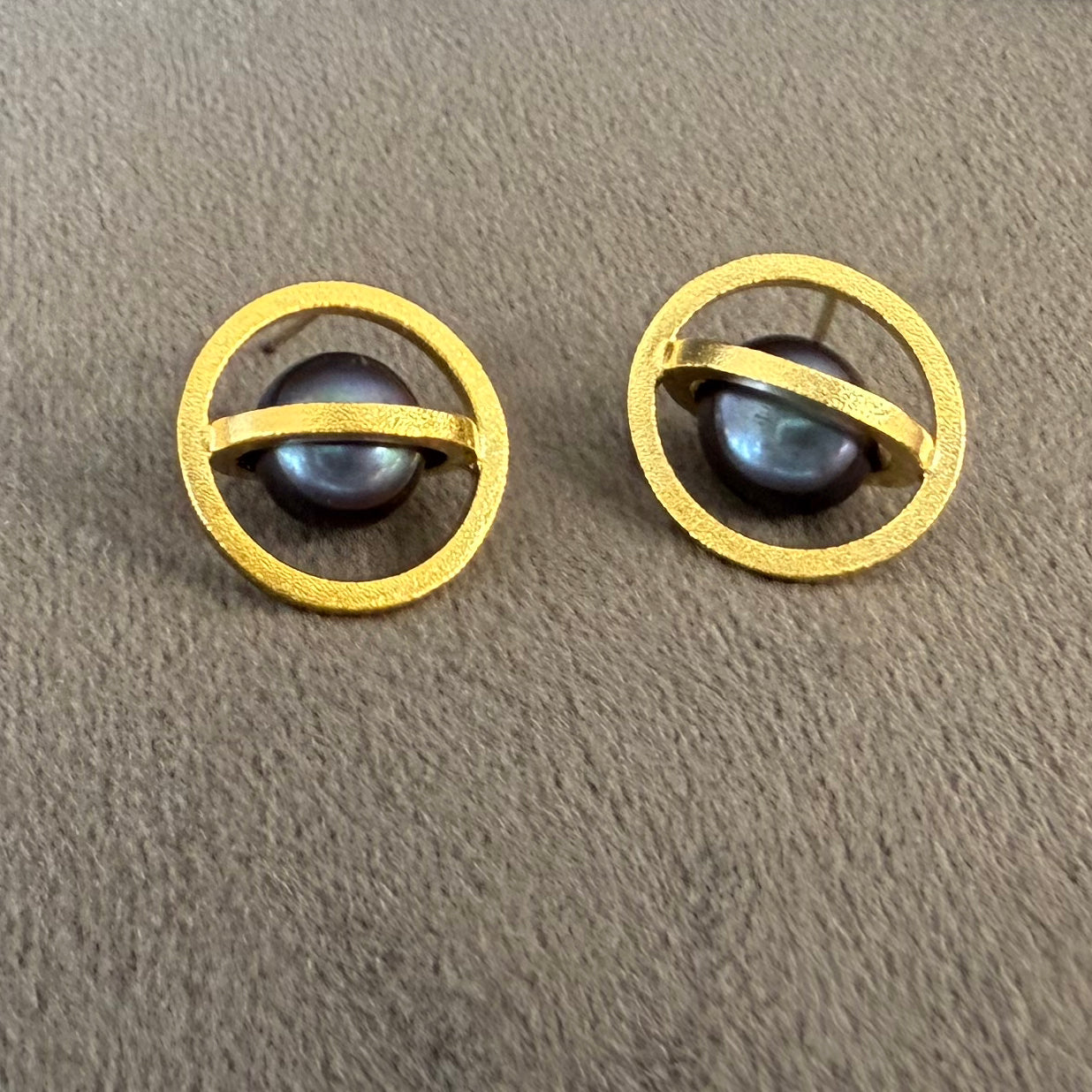 Vermeil Atom posted earring with Iridescent 9mm pearls