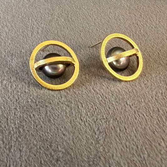 Vermeil Atom posted earring with Black 8mm pearls