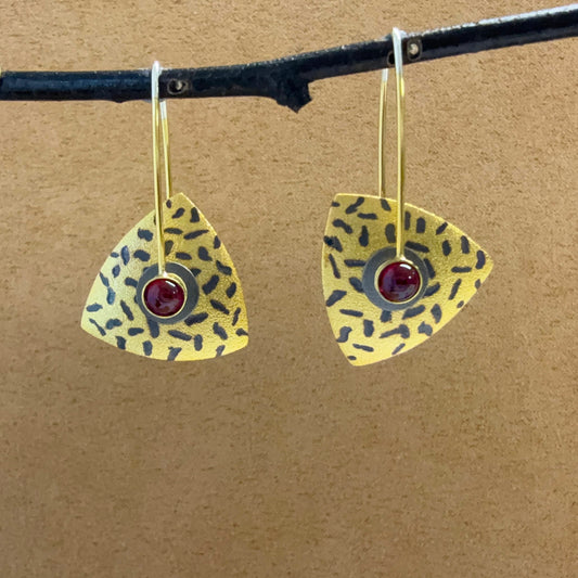 Vermeil "Scraffito" Triangle earrings with Garnets