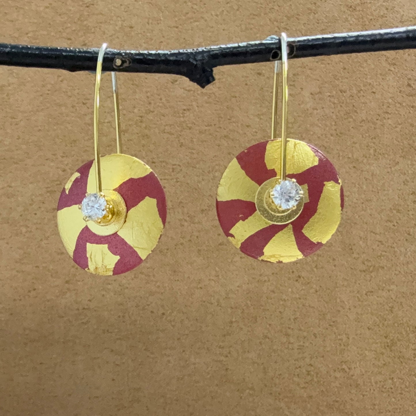Medium Hiirodo Circle earrings with gold leaf