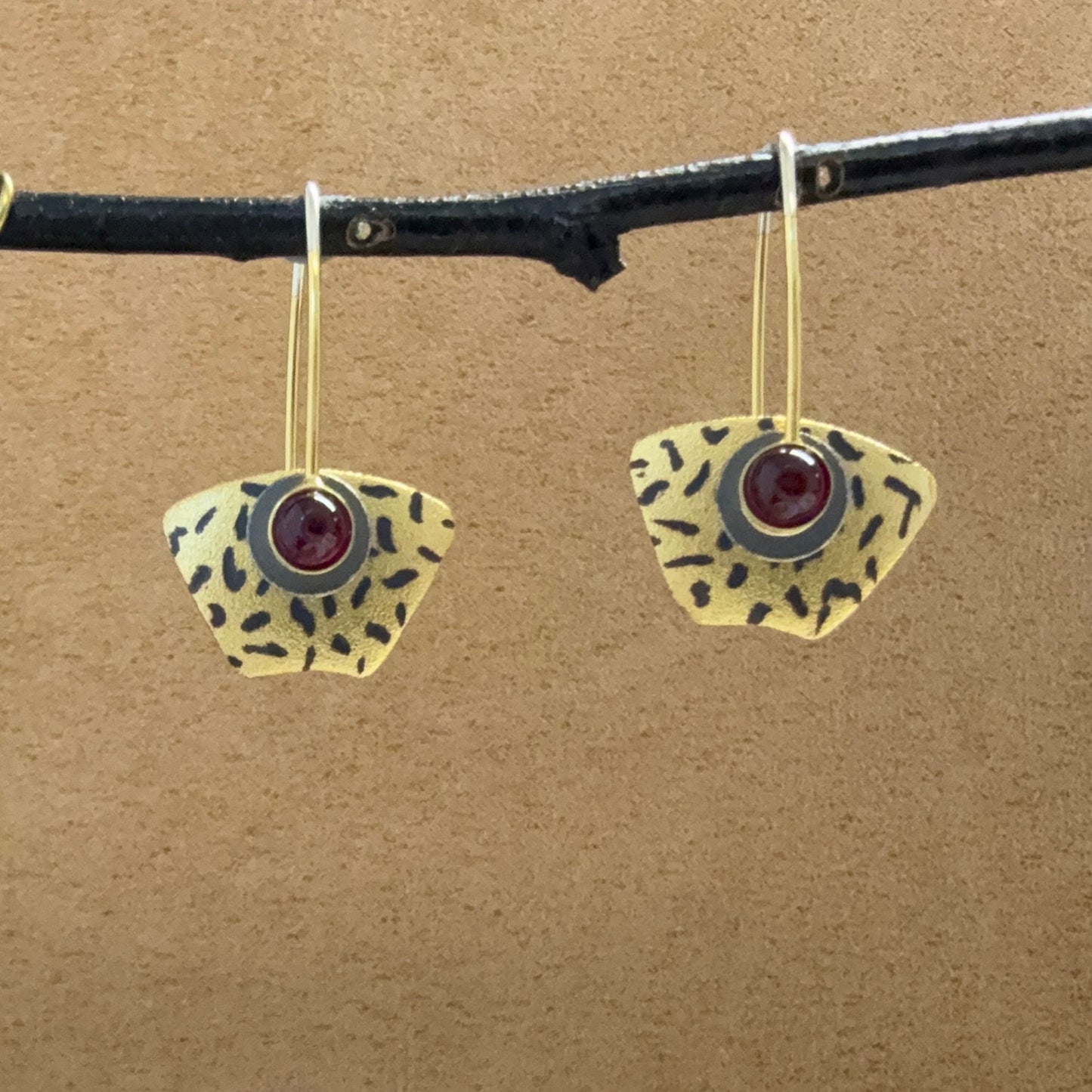Vermeil "Scraffito" Tiny earrings with Garnets