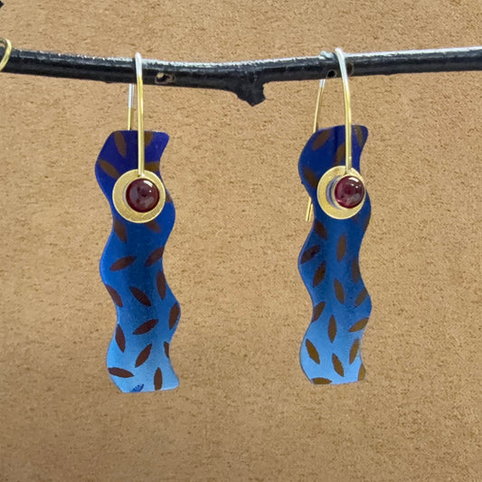 Niobium Wave earrings with Garnets