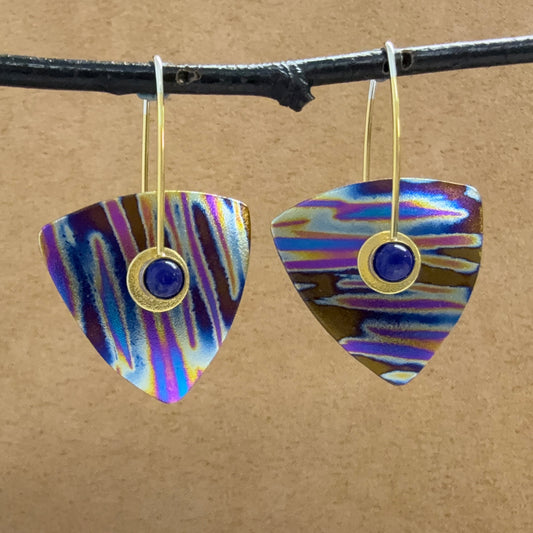 Medium Niobium Triangular earrings with Lapis Lazuli