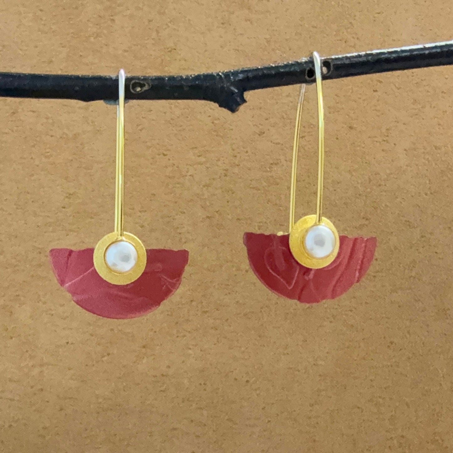 Hiirodo Tiny half-round embossed earrings