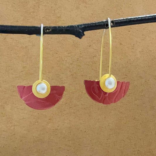 Hiirodo Tiny half-round embossed earrings