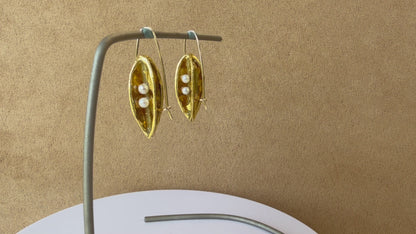 Tiny Gold Leaf White Pearl Mica Pods